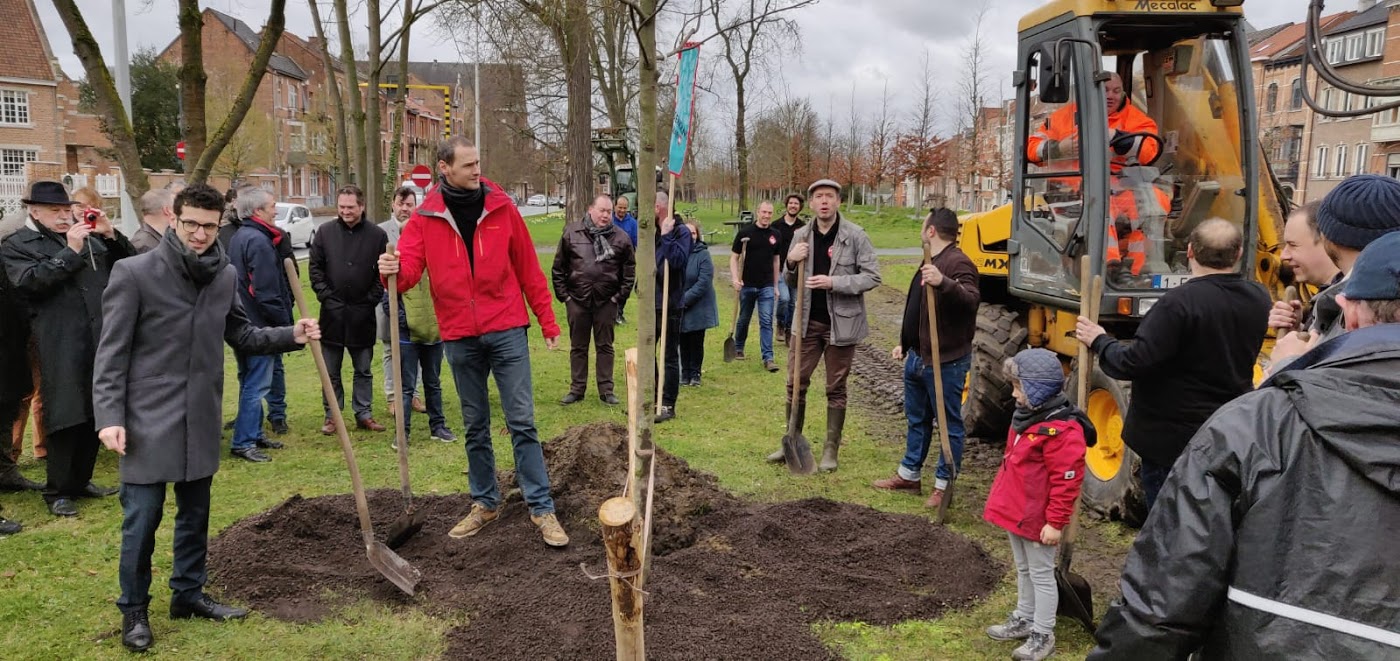 De burgemeester plant de eerste boom