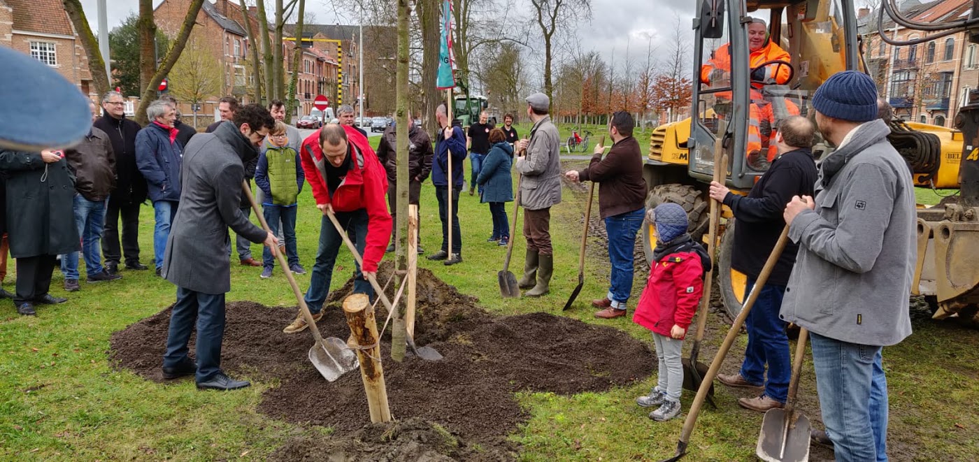 De burgemeester plant de eerste boom van het meyboombos