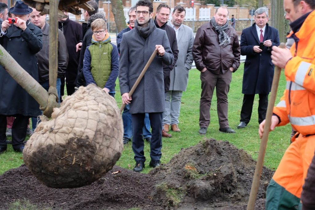 Stunt mannen 1979, Burgemeester plant de eerste boom