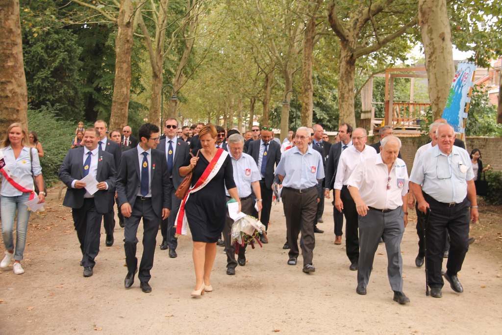 De burgemeester is ook bij de mannen van het jaar Abraham en kamerood sestig viering