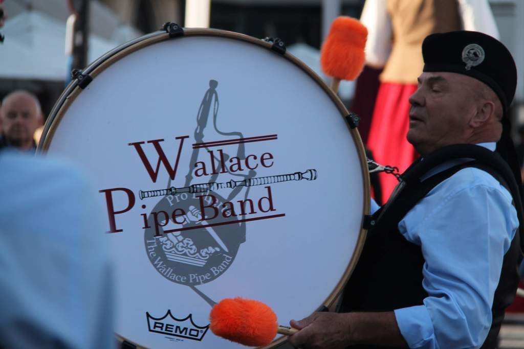 Wallace Pipe band op de 64ste jaartallendag